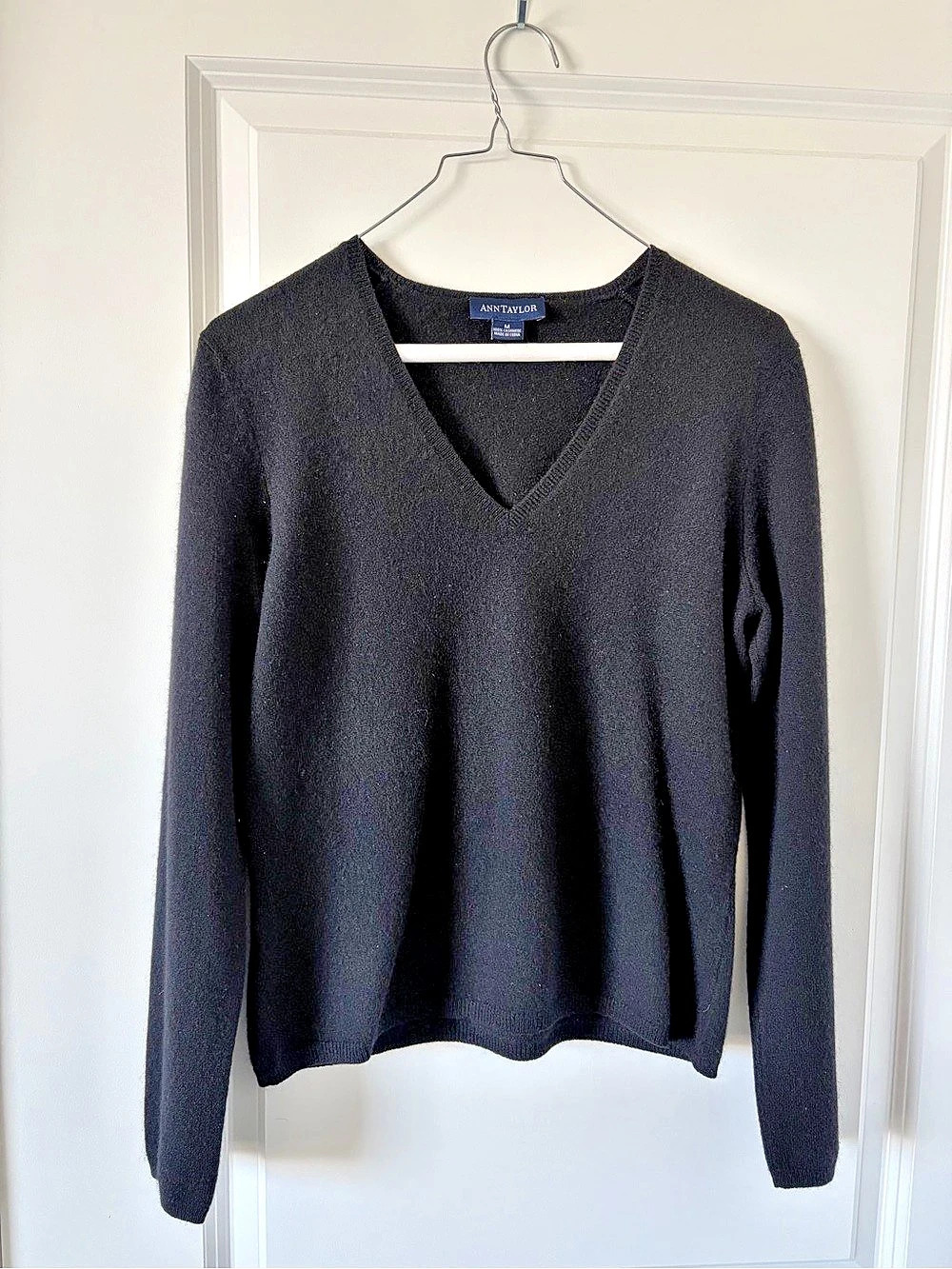 Ann Taylor Cashmere V-Neck Sweater Black Size Medium